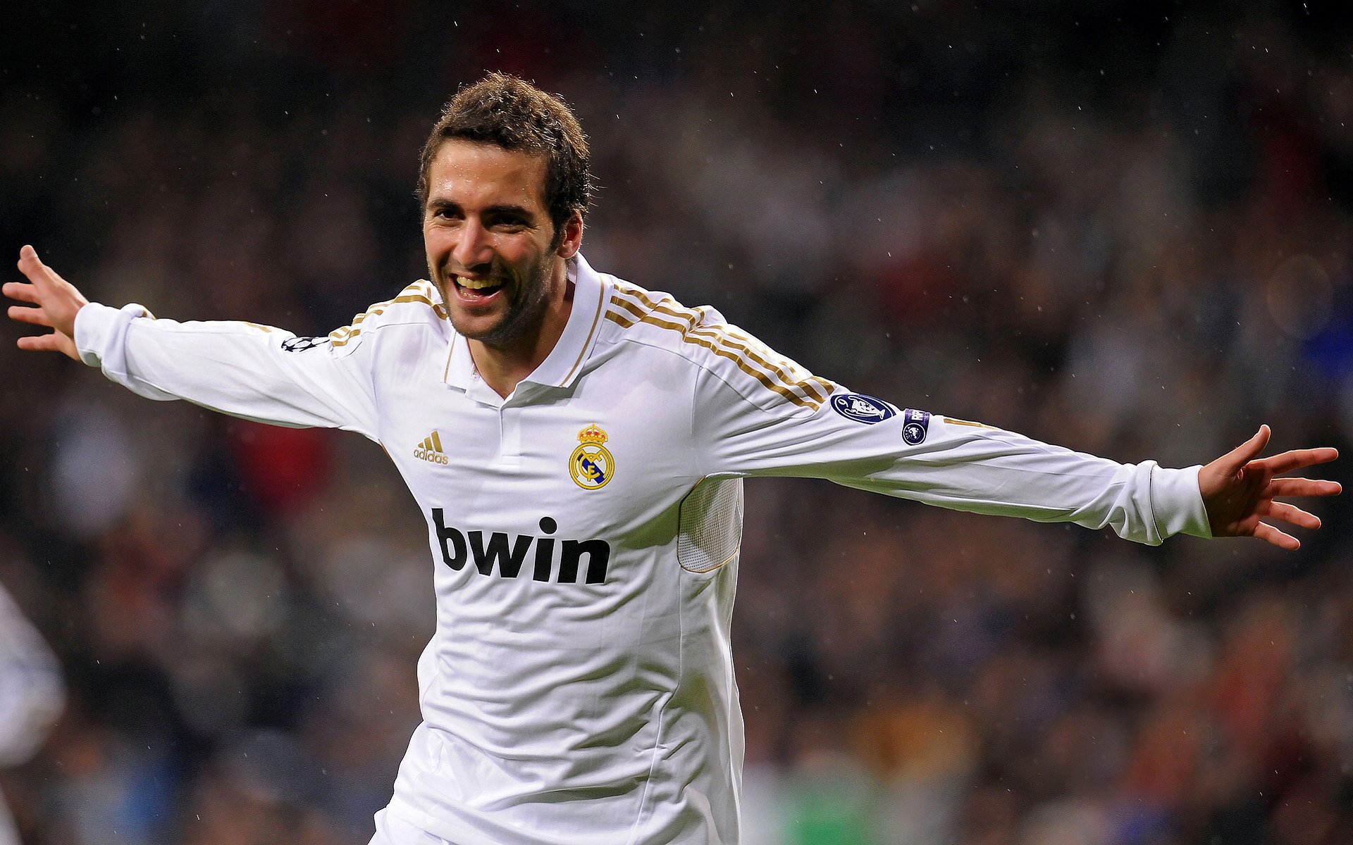 城市夜光轮滑巡游赛 霓虹灯轮与音乐让整座城变成赛场